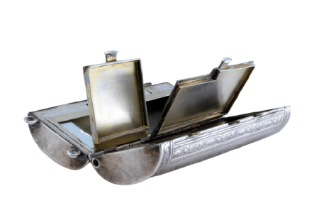 Caixa de Toilette em prata guilhochada com espelho e três divisões.